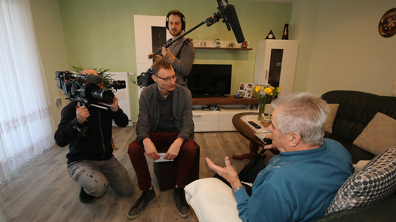 Kameramann Mattias Meinl, Regisseur Patrick Jütte und Tonmeister Richard Schulz (von links) von der Firma Bilderfest München besuchen Lothar Wehner in seiner barrierefreien WGF-Wohnung und drehen dort einen Beitrag für die ARD.