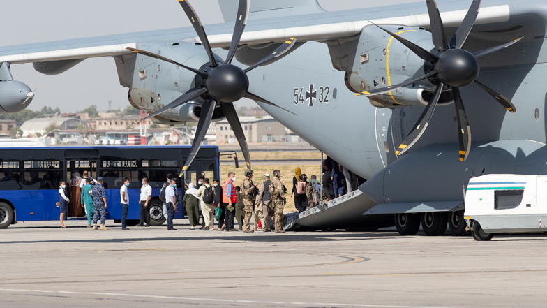 Die Bundeswehr hat deutsche Staatsbürger und afghanische Ortskräfte aus Kabul evakuiert.