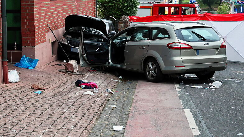 Zwei Fahrzeuge stehen im unterfränkischen Landkreis Miltenberg an der Unfallstelle. Ein Autofahrer ist auf der Kerb in eine Gruppe feiernder Menschen auf dem Fußweg gefahren.