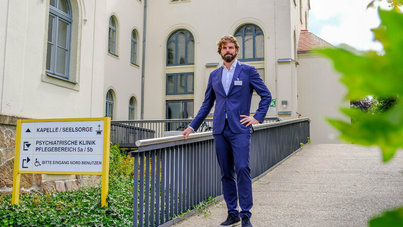 Dr. Maximilian Pilhatsch vor seinem neuen Arbeitsplatz als Chefarzt der Klinik für Psychiatrie und Psychotherapie in Radebeul.