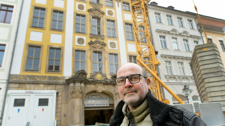 Der Görlitzer Architekt Christian Weise ist mit der Sanierung des Barockgebäudes Markt 9 in Zittau beauftragt. Auf der Marktseite sind inzwischen die Gerüste gefallen.
