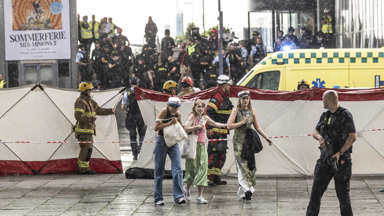 Menschen verlassen das Einkaufszentrum Field's in Kopenhagen, Dänemark. Ein bewaffneter Mann eröffnete am Sonntag das Feuer in dem belebten Einkaufszentrum in der dänischen Hauptstadt und tötete einige Menschen.