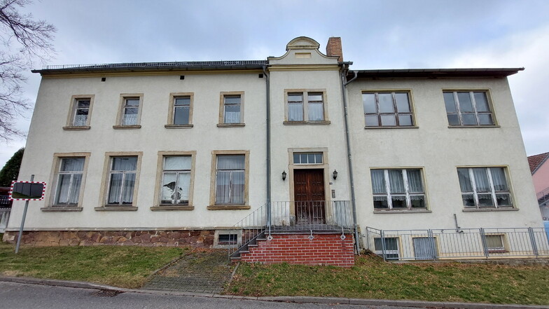 Die ehemalige Schule in Lüttewitz war zuletzt Kinderheim, steht aber schon sehr lange leer.