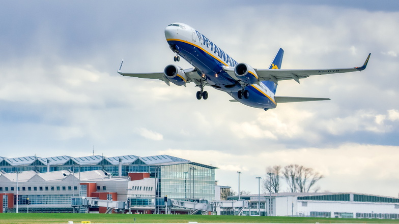 Eine Ryanair-Maschine startet von Dresden nach Mallorca: Langsam erwacht der Flugverkehr aus der Corona-Zwangspause.