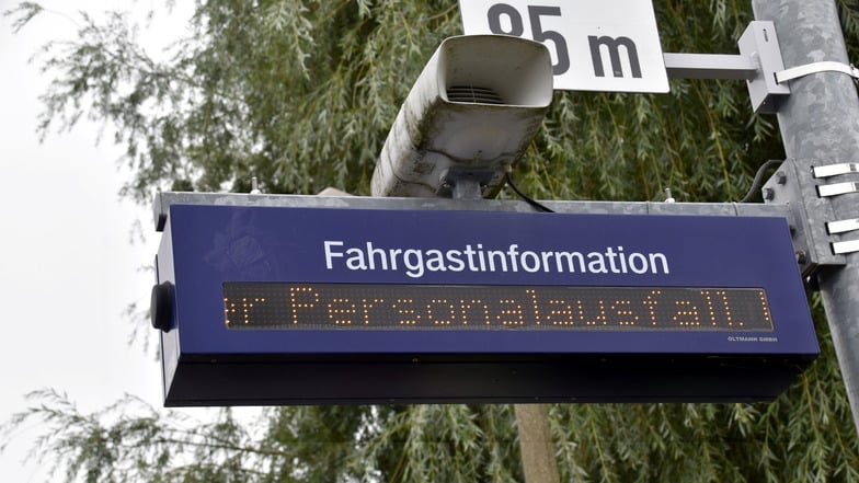 Derzeit lesen Fahrgäste das häufig am Bahnsteig: Ihr Zug fällt aus - meist ersatzlos. Hier in Ottendorf-Okrilla am Haltepunkt an der Radeberger Straße fuhr auch am 29. Juni nach 14.00 Uhr kein Zug mehr ein.