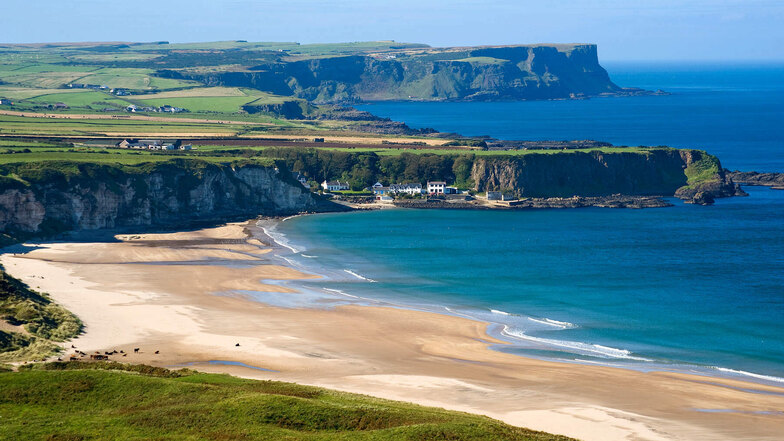Strand nahe Ballintoy an der Nordküste Nordirlands. In der Region entstanden viele Szenen aus der weltberühmten TV-Serie "Game of Thrones".
