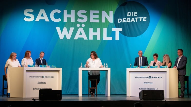 In Dresden diskutierten (v.l.) Petra Köpping (SPD), Katja Meier (Grüne), Ministerpräsident Michael Kretschmer (CDU) und auf der rechten Seite Jörg Urban (AfD), Sabine Zimmermann (BSW), Susanne Schaper (Linke) und Robert Malorny (FDP).