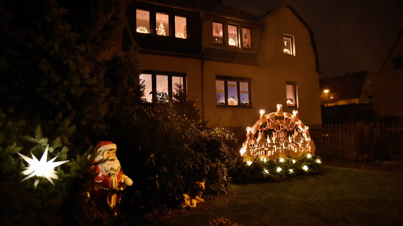 Eine komplette Szenerie mit Weihnachtsmann, Stern, Reh und Lichterbogen ist in diesem Garten an der Burgwartstraße zu sehen.