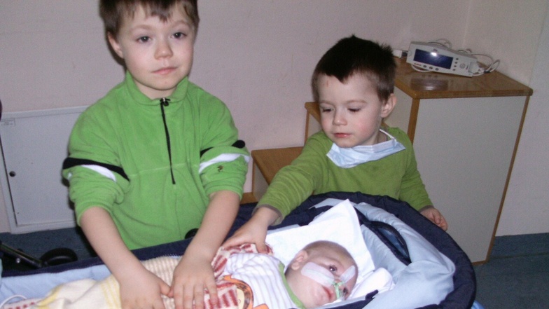 "Warum ist Matteo so anders als wir?" Die Söhne Joshua (l.) und Justus (r.) besuchen ihren kleinen Bruder 2011 zum ersten Mal im Krankenhaus.