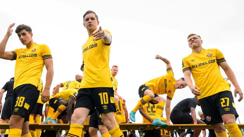 Mannschaftsfoto im Kasten und jetzt: Dortmund. Die Partie gegen den Vizemeister ist Dynamos Höhepunkt in der Saisonvorbereitung - weiß auch Spielmacher Patrick Weihrauch (Nummer 10).