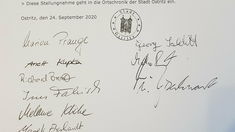 So haben die anwesenden zehn Ostritzer Stadträte und die Bürgermeisterin unterschrieben. Bei der letzten Unterschrift (rechts) steht das Kürzel von Thomas Göttsberger zwischen der Unterschrift von M. Deckwart.