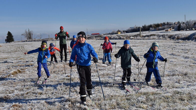 Ein bisschen rutscht es schon: Die Jüngsten vom Skiklub Niedersedlitz probierten am Sonnabend auf den Wiesen bei Zinnwald ihre Skier aus.