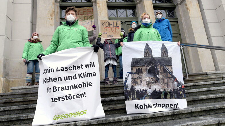 Die Oberlausitzer Greenpeace-Aktivisten bei einer ihrer Protestaktionen gegen die Kohle-Verstromung vor der Zittauer Johanniskirche.