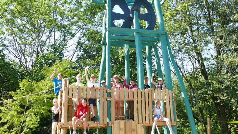 Das Spielgerät sieht aus wie ein Förderturm - für Kinder ideal zum Klettern und Spielen.