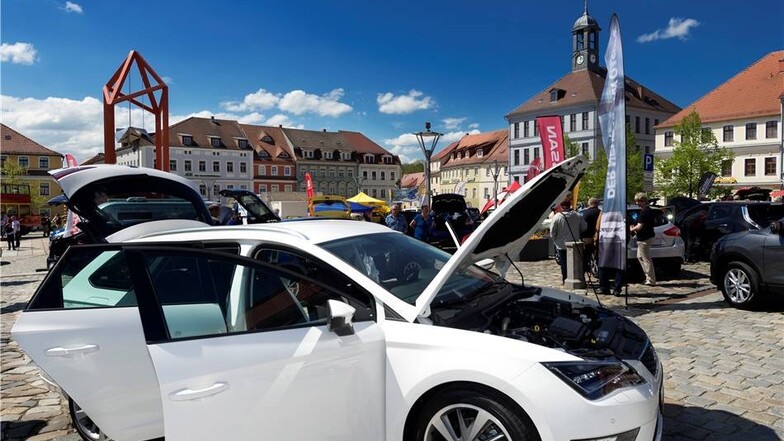 Auf dem Bischofswerdaer Altmarkt wurde am Sonntagvormittag die Automesse „Car & Fun“ eröffnet. Elf Autohäuser, eine Fahrschule und der Fahrradmarkt Neukirch präsentieren sich bis 18 Uhr.