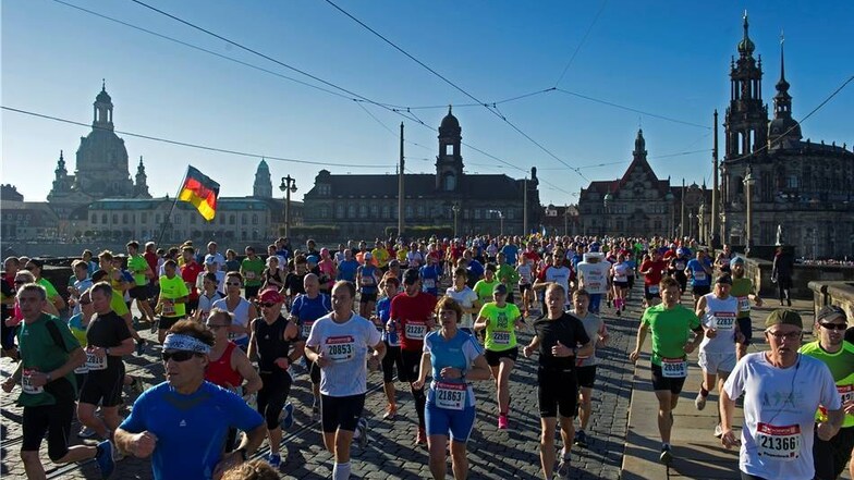 Bei herrlichem Sonnenschein und spätsommerlichen Temperaturen sind am Sonntag Tausende Läufer zum Morgenpost-Dresden Marathon angetreten.