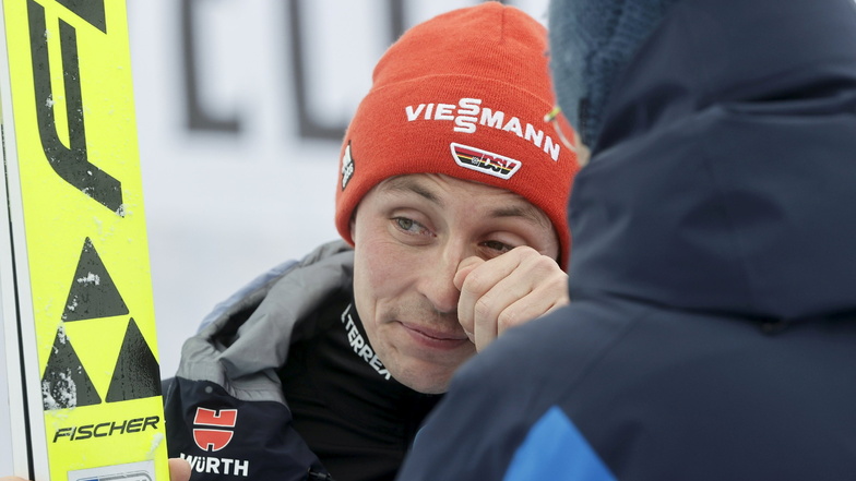 Frenzel wischt sich während des Skisprungwettbewerbs die Tränen ab. Sein Vater hat ihn bei seinem letzten Sprung vom Schanzenturm abgewunken. Frenzel beendet seine Karriere.