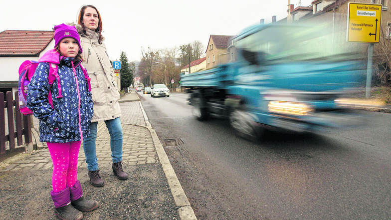Früh und abends das Gleiche: Julia Fichtner und ihre Tochter Tamara warten, um über die Ladenbergstraße zu kommen. Weil es immer mehr Autos werden, die schnell fahren, unterstützt Julia Fichtner jetzt die Bürgerinitiative.