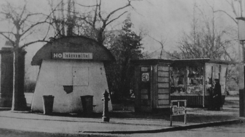 An der Nordostecke des Alexander-Puschkin-Platzes hatte der Zeitungskiosk im Jahr 1955 gute Gesellschaft durch eine Telefonzelle und den Lebensmittelkiosk der HO in Form eines Pilzes.