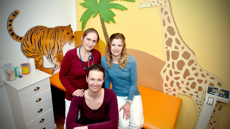 Das Team der neuen Praxis: Kinderärztin Alice Möckel (hinten links) mit den Schwestern Astrid (vorn ) und Nicole.