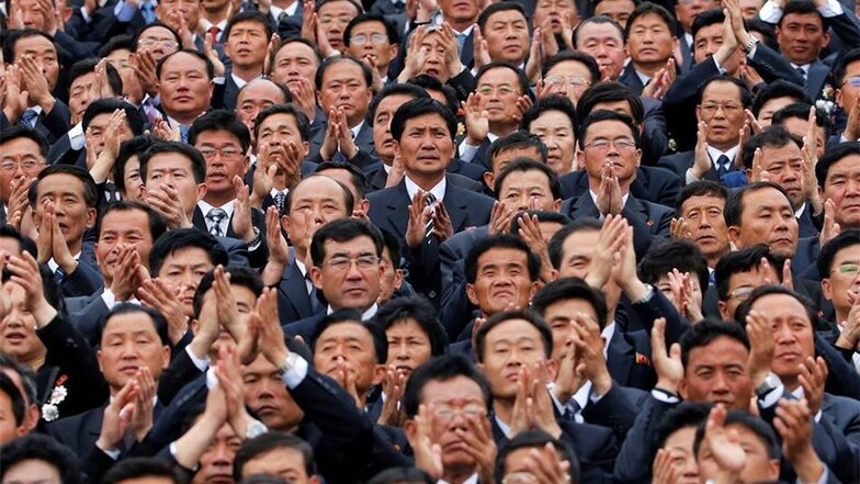 Nach dem ersten Kongress der in Nordkorea herrschenden Arbeiterpartei seit 1980 sind Hunderttausende zum Jubeln über ihren jungen Machthaber Kim Jong Un aufgeboten worden. Im Foto: Hohe Parteigenossen klatschen ihrem Führer Beifall.