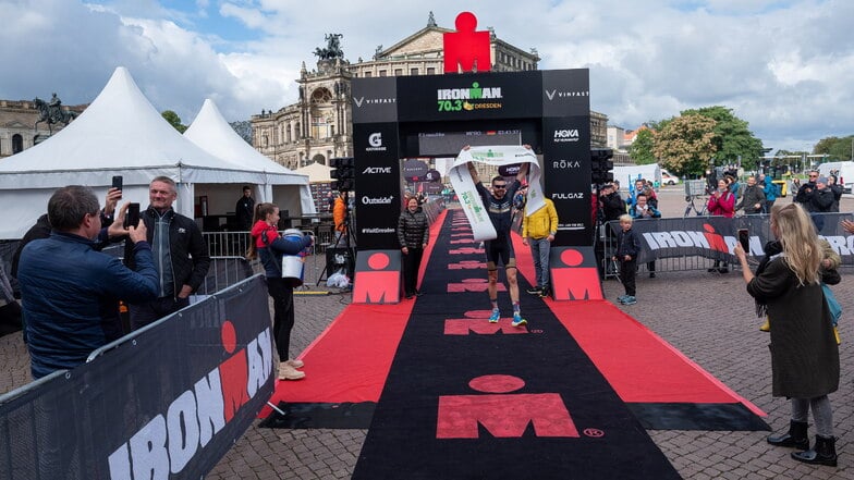 Nur wenige Zuschauer waren zur Premiere des Dresdner Ironman in die Innenstadt gekommen.