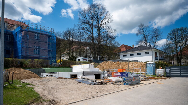 Direkt unterhalb des ehemaligen Kinderheimes in Biesnitz werden derzeit am Grenzweg neue Einfamilienhäuser gebaut.