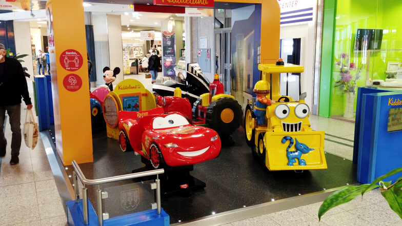 Das „Kiddieland“ im Hoyerswerdaer Lausitz-Center bietet Kindern Spielmöglichkeiten – teils gegen Bezahlung (wie die Benutzung der Mobile); teils auch gratis wie Gedulds- und Konzentrations-Aufgaben. Derweil können die Eltern auf einer Bank plausch
