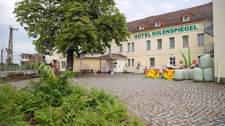 ... vom Hotel Eulenspiegel, das rund 300 Meter vom Riesaer Bahnhof entfernt liegt.