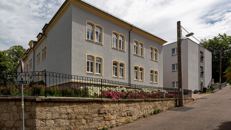 Die alte Schule in Freital-Burgk ist nur noch Namensgeber für eine Wohnanlage.