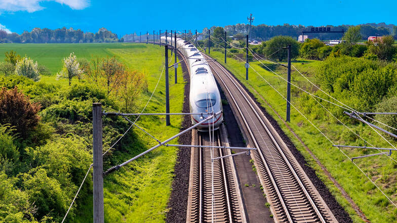 Auf 13.000 Kilometern können derzeit nur Dieselzüge fahren. In Chemnitz wird für solche Strecken nun der erste Zug mit Batteriebetrieb getestet.