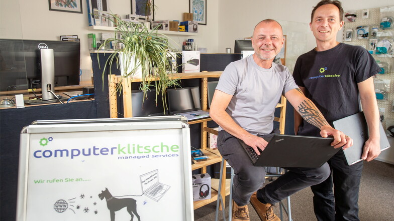 Helfen bei Ärger auf dem Computer: Peter Schubert (rechts), Inhaber der Computerklitsche GmbH in Radebeul, mit seinem Bruder Jens Schubert, der im September mit ins Geschäft einsteigen wird.
