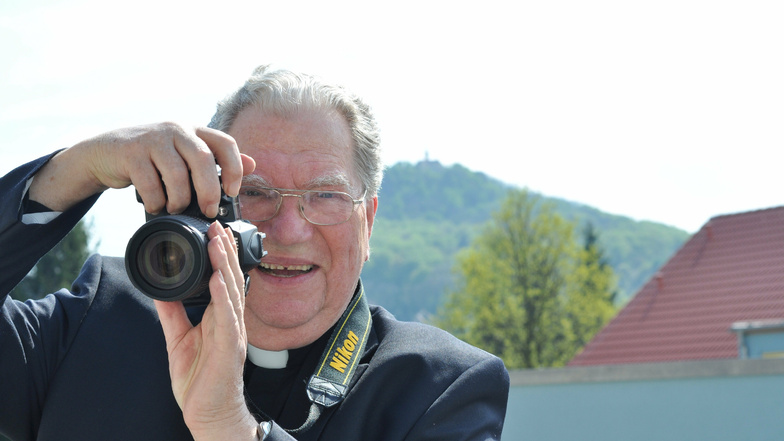 Generalvikar Peter Canisius Birkner wird 85. Er nimmt mit großer Aufmerksamkeit am öffentlichen Zeitgeschehen teil, und sei es mit dem Fotoapparat.
