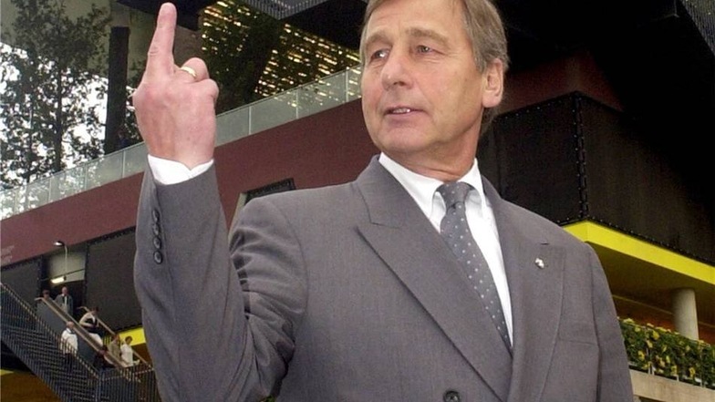 Jugendlichen, die den damaligen NRW-Ministerpräsidenten Wolfgang Clement mit der Finger-Geste auf der Weltausstellung in Hannover begrüßten, antwortete der Ex-SPD-Politiker im Oktober 2000  fröhlich mit derselben Gebärde.