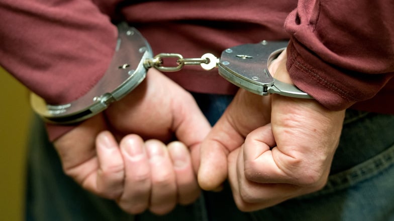 Die Dresdner Polizei hat zwei Männer festgenommen. Einer davon hatte Drogen bei sich.