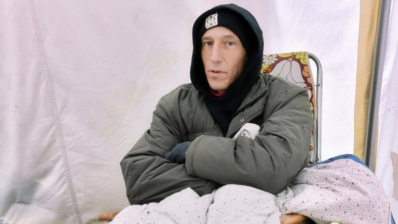 Klimaaktivist Wolfgang Metzeler-Kick hungert seit 89 Tagen. Nun wurde er aufgrund seines lebensbedrohlichen Zustandes ins Krankenhaus eingeliefert.