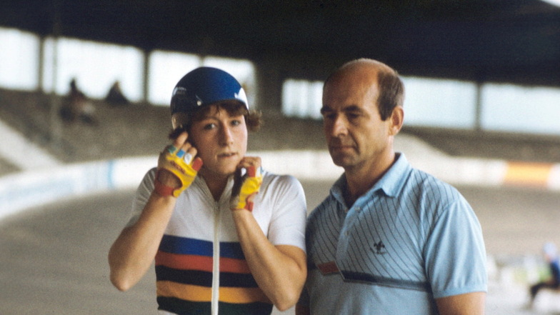 Christa Rothenburger (SC Einheit Dresden) im Weltmeister-Trikot und ihr Trainer Ernst Luding, aufgenommen beim Internationalen Messepreis 1987 auf der Alfred-Rosch-Kampfbahn in Leipzig.