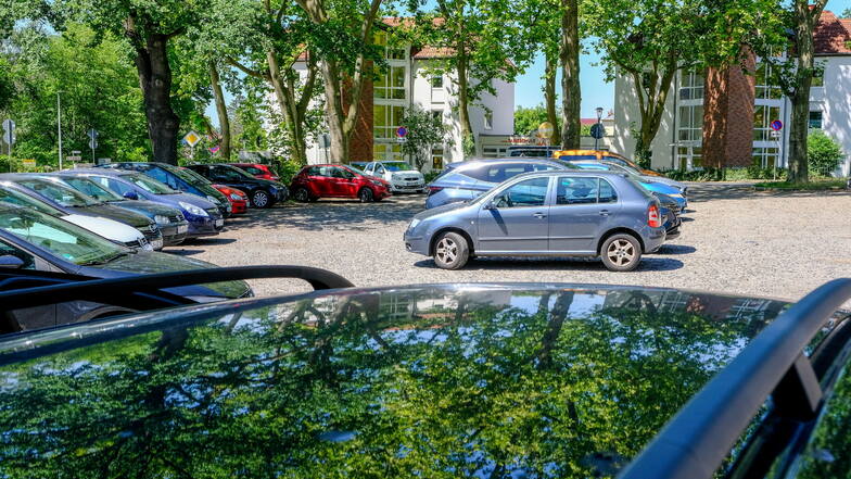 Blech an Blech steht auf dem Zillerplatz in Radebeul. Mit Wasserbassin und Fontäne haben ihn die Gebrüder Ziller einst als Schmuckplatz angelegt. Heute fristet er ein tristes und hässliches Dasein als Parkplatz.