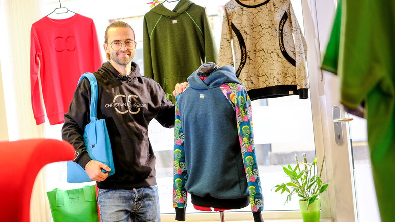 In seinem Salon in der Bahnhofstraße 1 präsentiert Christian Schneider seine selbst kreierten  und in Radebeul produzierten  Kleidungsstücke.