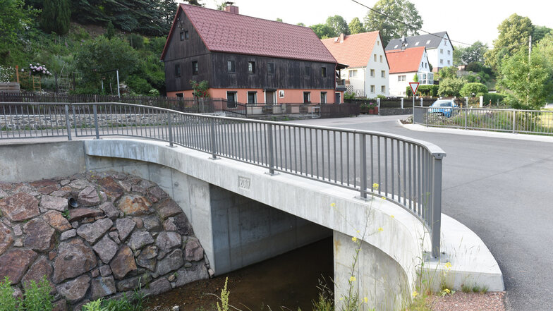 Dippoldiswalde war ein Schwerpunkt bei Schäden des Juni-Hochwassers 2013. Inzwischen hat die Stadt den Großteil von 162 Baustellen nach den Flutschäden erledigt, wie diese Brücke über den Reich-
städter Bach. Auch für den Rest zeichnet sich das Ende der Bauarbeiten ab.