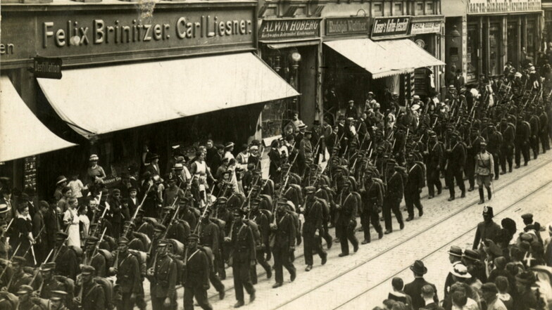 Griechische Soldaten und Offiziere marschieren die Berliner Straße in Görlitz im Herbst 1916 entlang.