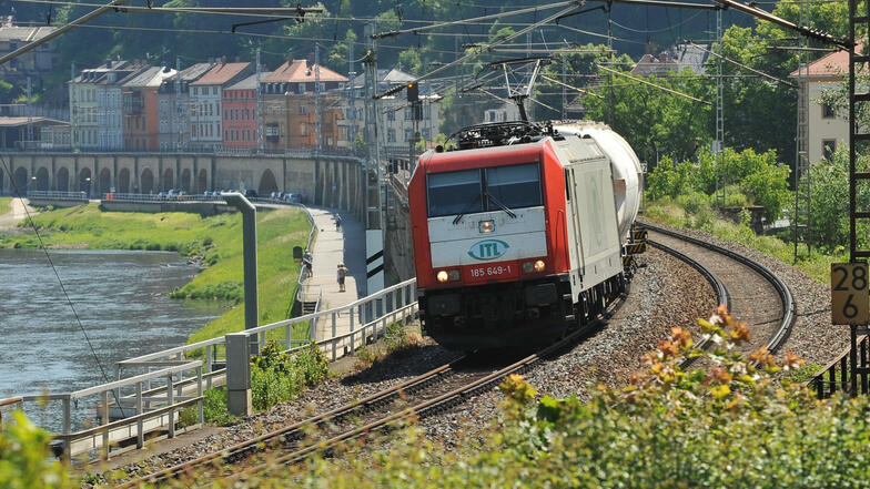 Güterzug im Elbtal bei Königstein: Die Kapazität ist nahezu ausgereizt.
