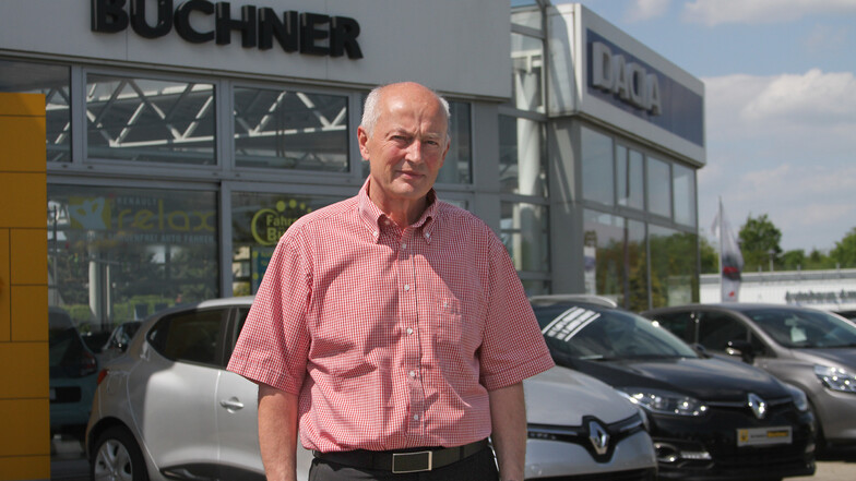 Unternehmenschef Horst Büchner vor seinem Autohaus an der Schlaurother Straße in Görlitz: Er verkauft E-Autos vor allem an Firmen.