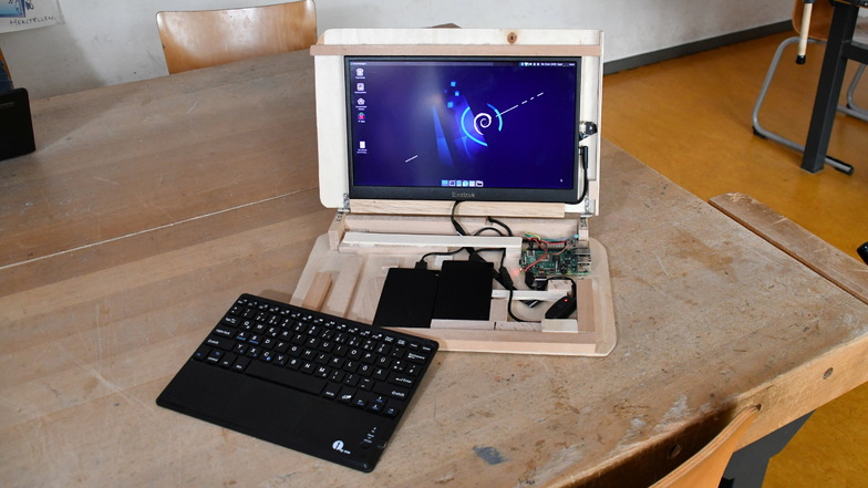 So sieht das "Schulbook" von innen aus - in der Mitte sieht man die Powerbank, rechts oben den Raspberry Pi. Das Gehäuse ist aus Holz.