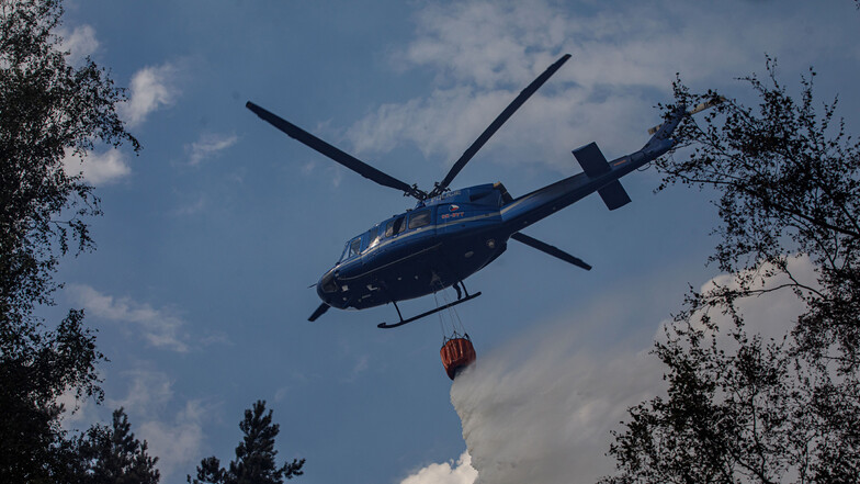 Unterstützung aus der Luft: Es helfen sieben Helikopter und zwei Löschflugzeuge bei der Bekämpfung der Brände.