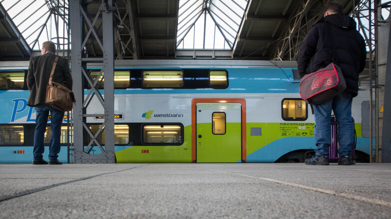 Ab Mai geht’s in solchen Zügen in vier Stunden von Dresden an die Ostsee – nicht mehr bunt, sondern im DB-Grau.