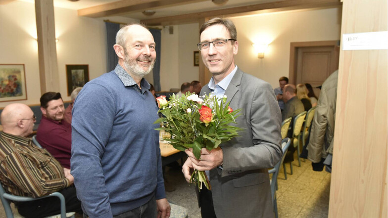 Ingolf Michael, der stellvertretende Bürgermeister, gratuliert Torsten Schreckenbach zur Wiederwahl bei einer kleinen Wahlfeier im Erbgericht in Höckendorf.