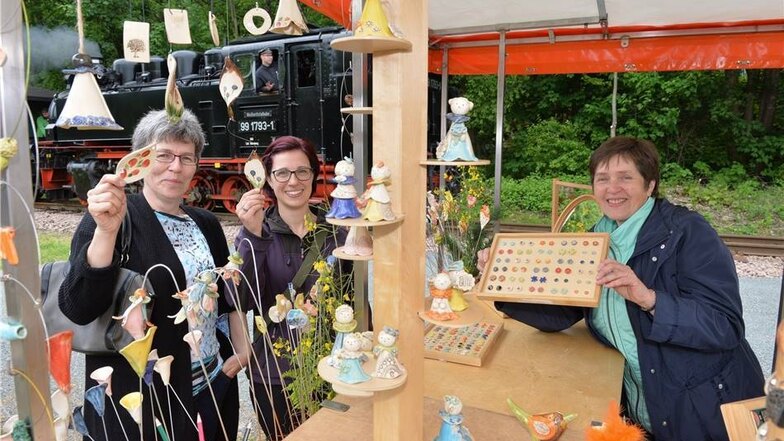 Treiben herrschte am Sonnabend bei der Kreativmeile mit Kunsthandwerkermarkt am Schmiedeberger Bahnhof. Hier schauen sich Nicole Berger und Evi Walther aus Höckendorf das Angebot an Keramikschmuck von Martina Landgraf an.