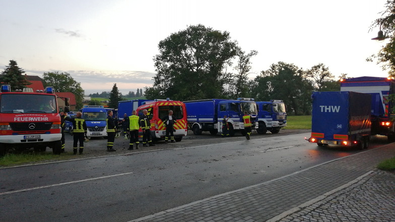 Die Einsatzkräfte von THW und Feuerwehr waren die ganze Nacht hindurch in Spitzkunnersdorf bis Sonntag 4 Uhr im Einsatz.