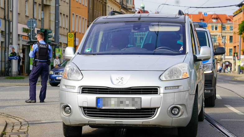 Dieser Peugeot kollidierte am Montagmittag mit einem Fußgänger oder eine Fußgängerin in Dresden.